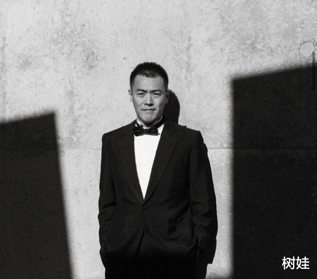 刘鸣炜罕晒与15岁龙凤胎合照,三人爬雪山度假,俩孩子长相像父亲