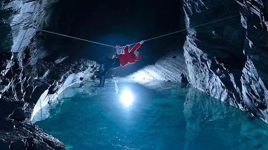 |世界上最深的酒店在威尔士开业，客人攀爬入住睡在地下419米