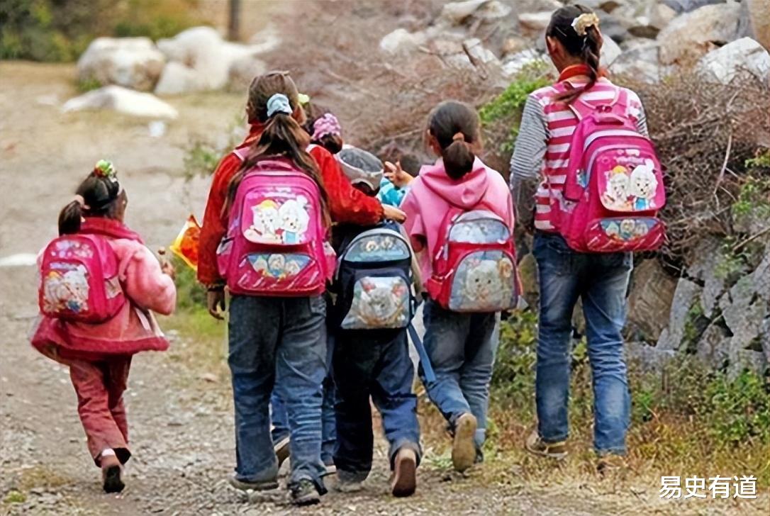 初三被迫退学,妹妹被骗爸爸让她拿钱,父亲去世后她多年不再回家