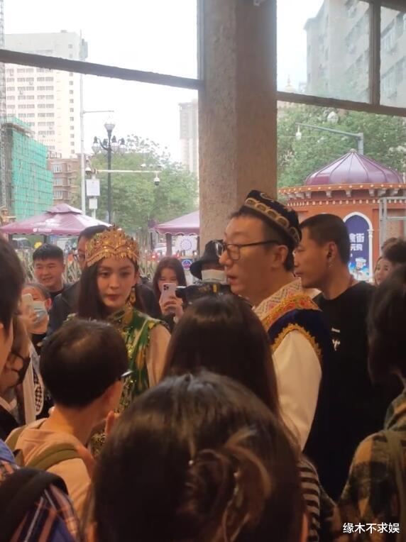 |古力娜扎回母校,再穿“辣裤”勒出赘肉,乱闻食物被老板嫌弃!