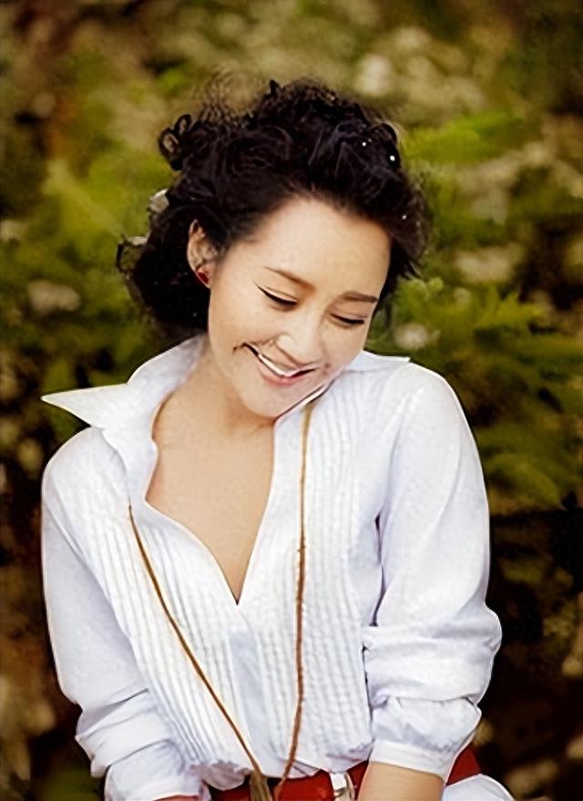 54岁丰腴迷人，“风流成性、老少通吃”一生撩男无数却至今单身