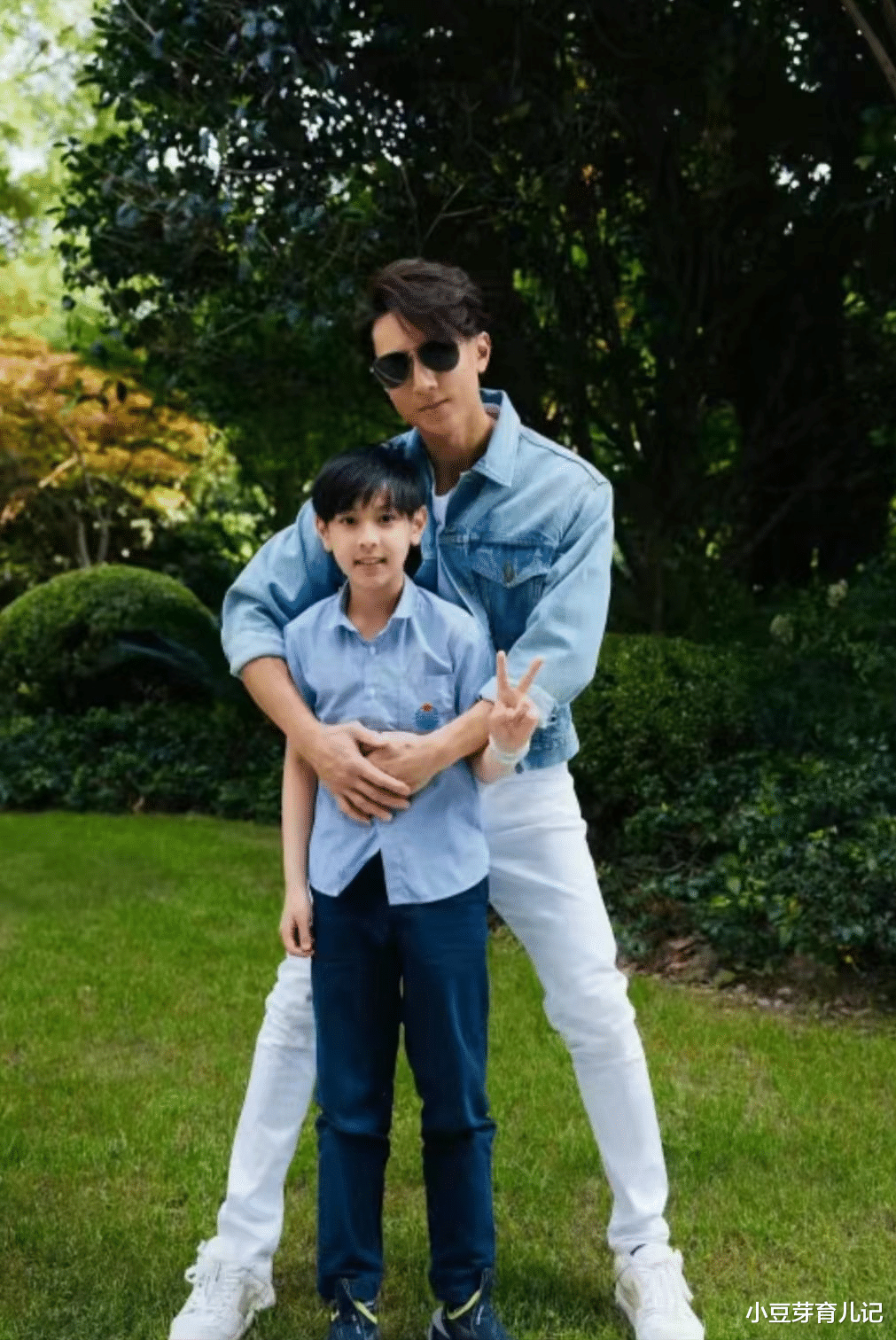 吴尊高颜值遗传给儿子MAX，曾经的小跟班，如今长开成了帅小伙