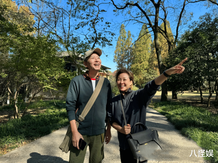 戴军与李静聚会庆生,53岁仍单身,李静傲娇称:他总是听我的