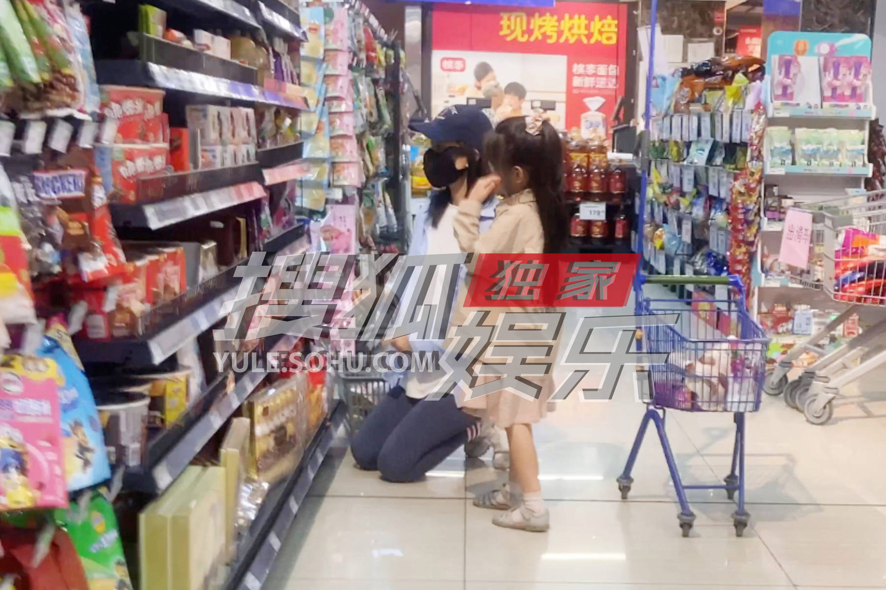 高圆圆独自带女儿逛超市，跪地上看成分表，身边无保姆保镖超低调