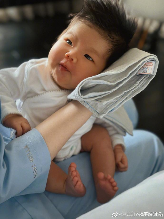 程晓玥|程晓玥正式官宣产女！宝宝近照头发浓密肉嘟嘟，开怀大笑像爸爸
