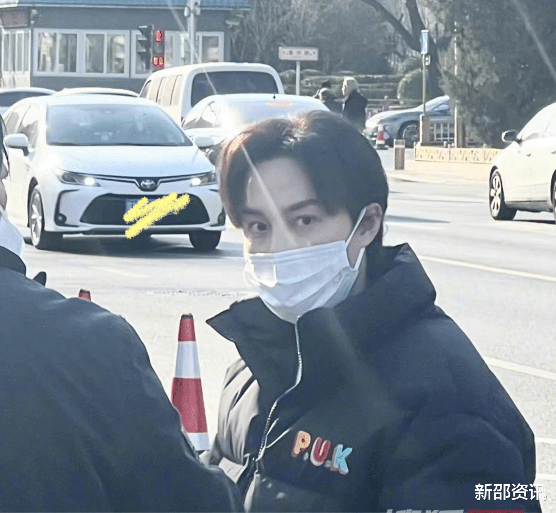 杨紫|央视春晚路透!杨紫热情招手,吴磊红大衣优雅,周深蹦蹦跳跳回应