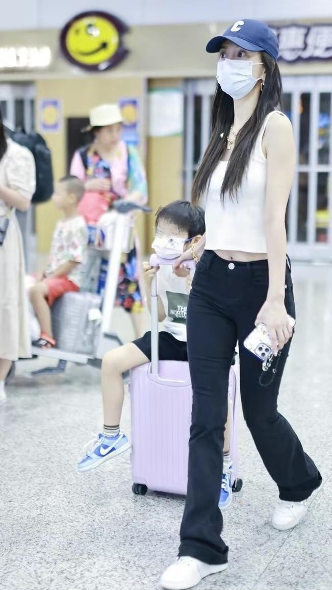 34岁杨颖带娃现身机场！被拍后表情惊恐，身材抢眼皮肤白皙显年轻