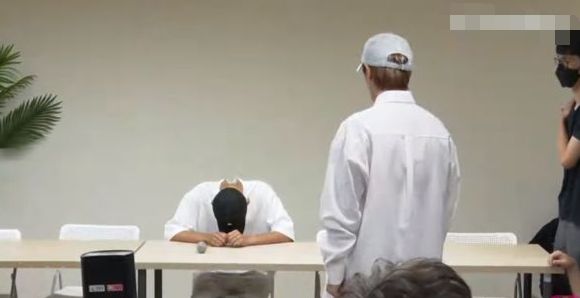 炎亚纶现身邱耀乐记者会,鞠躬向他道歉,邱耀乐全程低头激动落泪