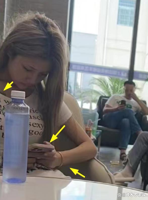 王思聪高铁站vip候车被偶遇,穿600元短裤,新女友胸口纹身身材好