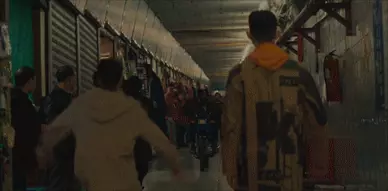 笑了！嘎子哥新片突破下线：时长只有65分钟，双腿追摩托跑16公里