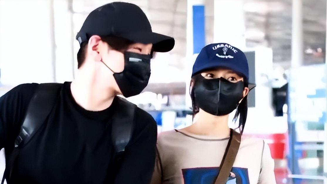 高圆圆|高圆圆赵又廷边走边聊十分甜蜜，两人佩戴情侣鸭舌帽开心大笑