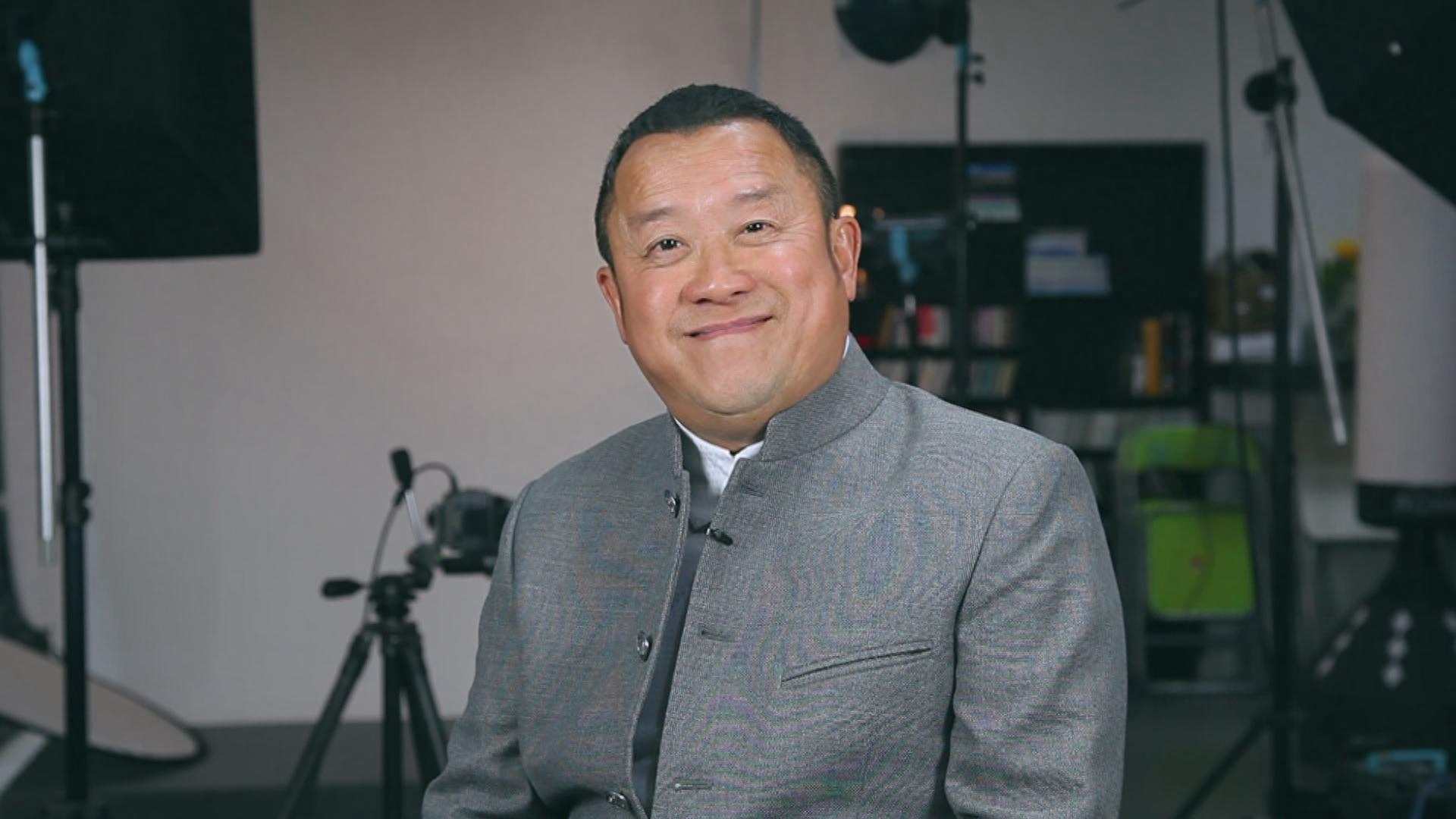 70岁曾志伟突发疾病被送医,头发稀疏脸色煞白,疑因入股缅北集团