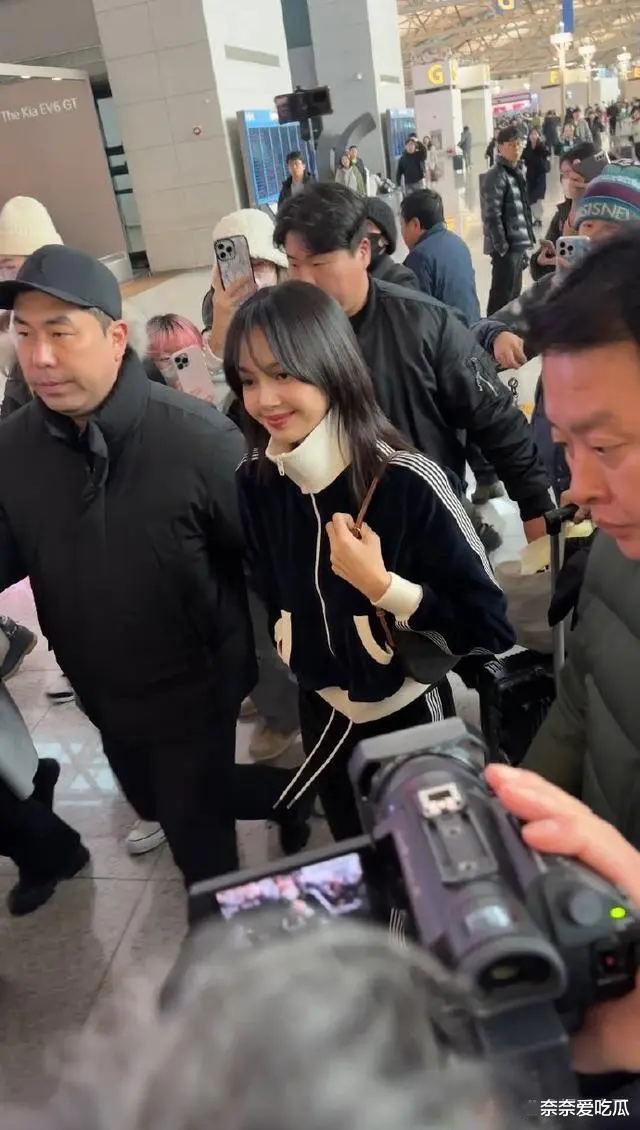 Lisa机场出发图曝光,网友惊呼:刘海回来了!