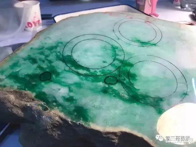 玛瑙|小七位数翡翠原石,切出30多只白底青手镯,看着就赏心悦目!