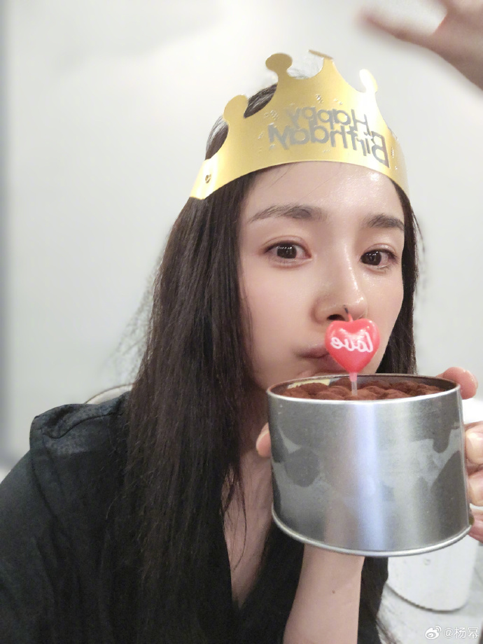 网友偶遇杨幂逛BM,穿15000外套疯狂购物,美女店员身材超过杨幂