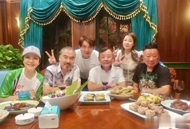 事实证明，消失6年定居美国的周立波，他已经走上了一条不归路