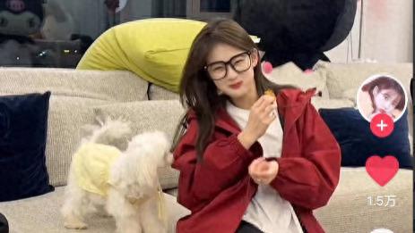 王思聪21岁新女友，分享同居生活照片，露出甜蜜笑容