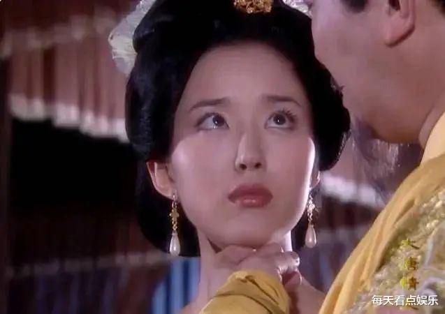 “最美嫦娥”:嫁小4岁丈夫,44岁高龄生子,人到中年仍风情万种