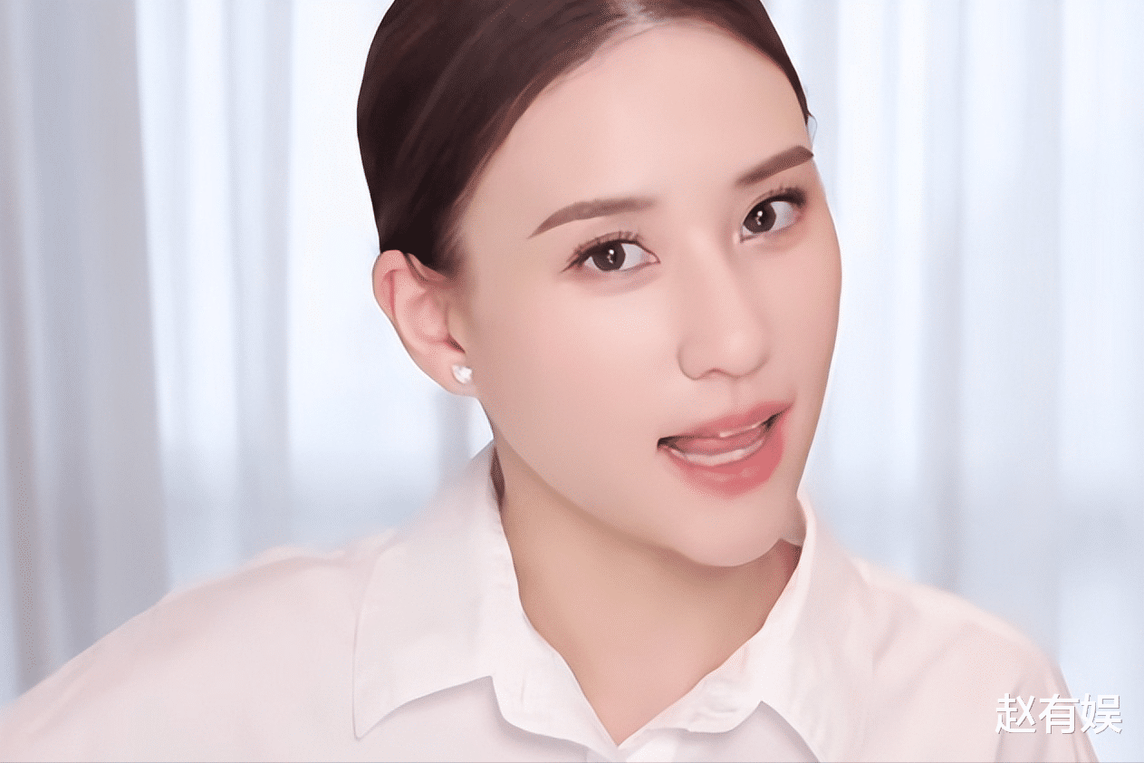 何超莲|大婚才20天,何超莲“面目全非”,鼻子和脸变圆润,背带裤遮孕肚