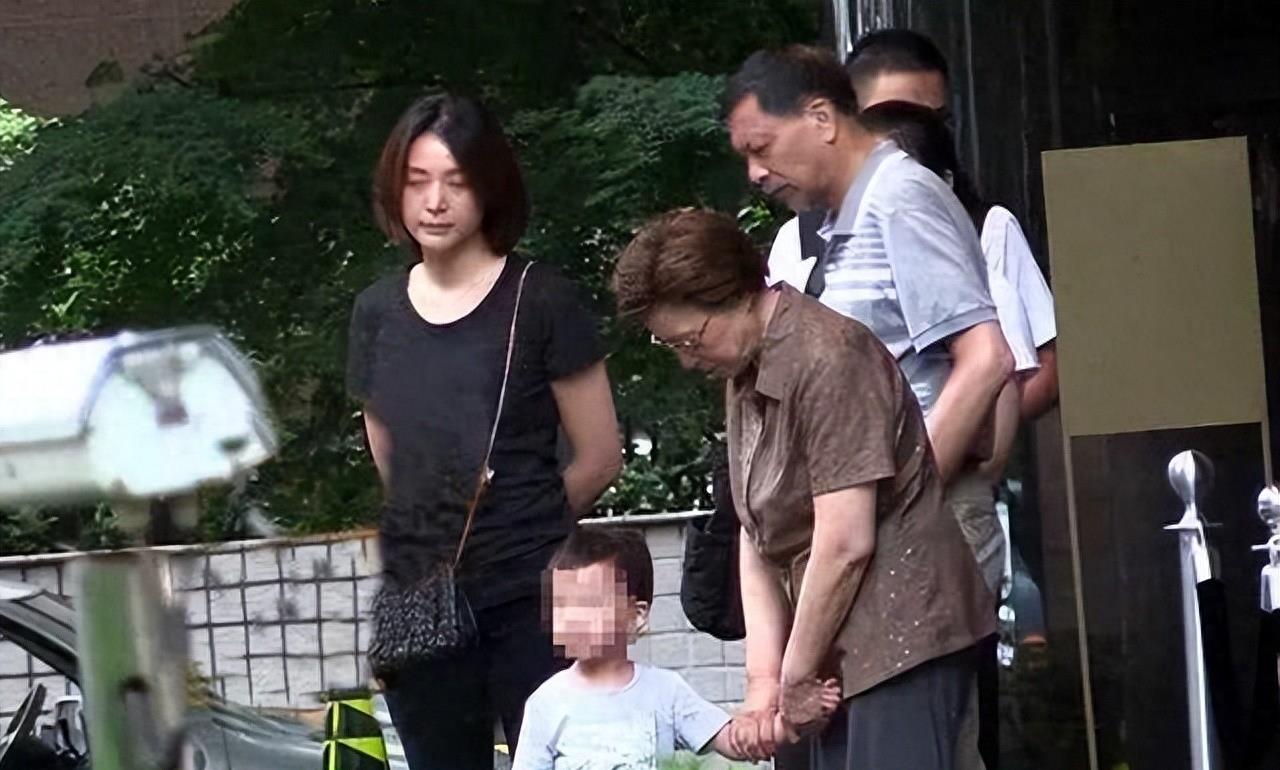 豪门梦碎，人走茶凉！世态炎凉，在49岁的董卿身上体现得淋漓尽致