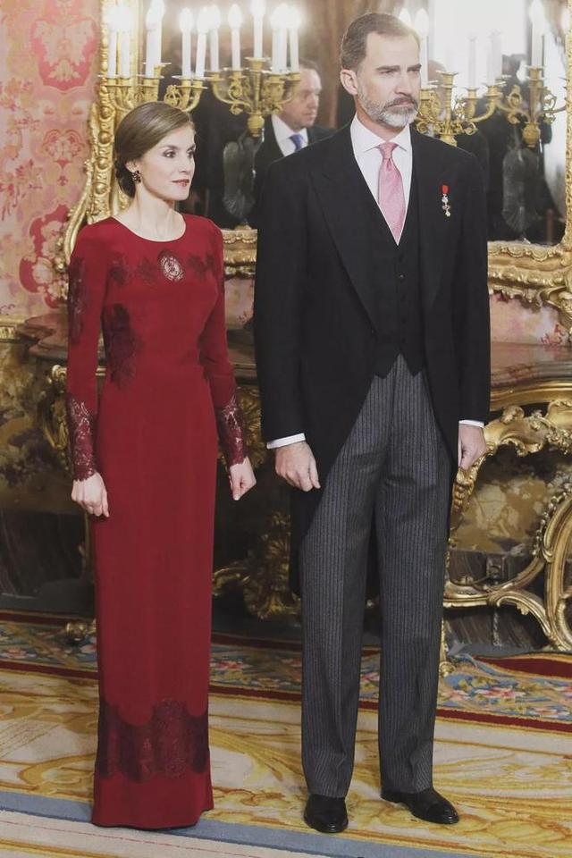 年近51岁的莱蒂齐亚王后再穿10年前旧礼服,发型有些太敷衍