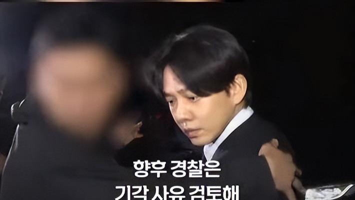 刘亚仁|刘亚仁被当众泼水，回头怒瞪泼水者，警员强力拦着他压制怒火