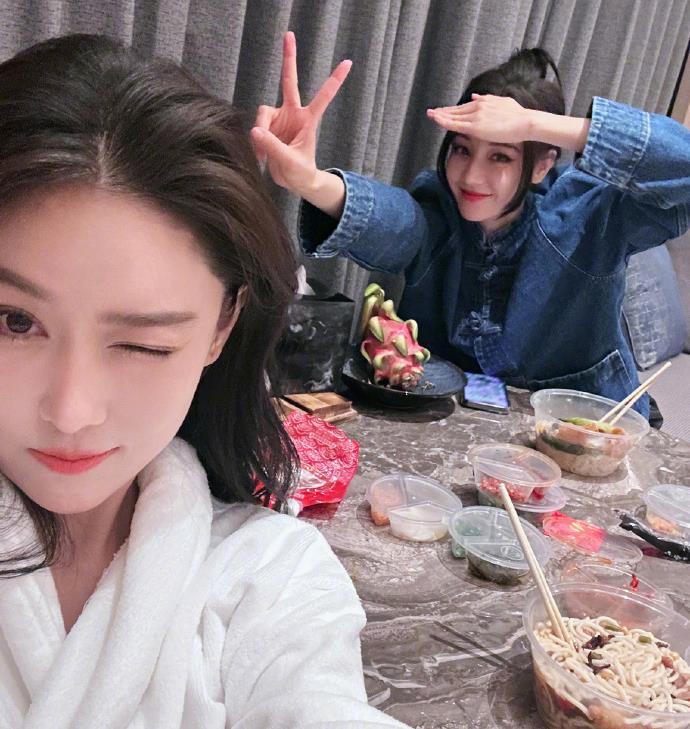 张馨予迪丽热巴罕见同框，两大美女贴脸卖萌，同款高颜值超养眼