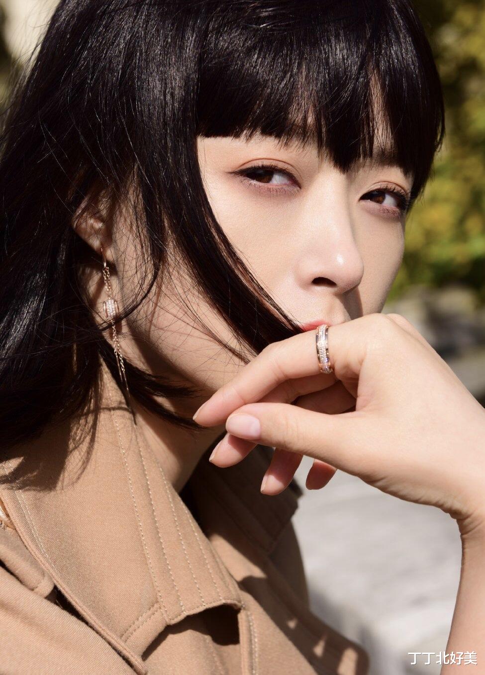 “蒋欣”减肥成功后新剪了齐刘海,让40岁的她美得如此惊艳、高级