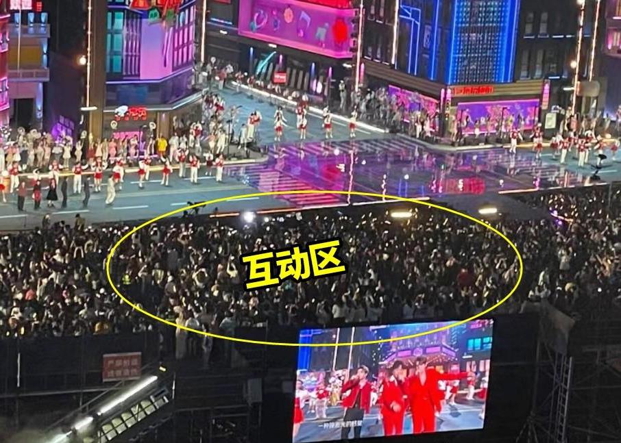 曝芒果台跨年夜惹争议:2280元坐第一排看不到舞台,现场太过混乱!