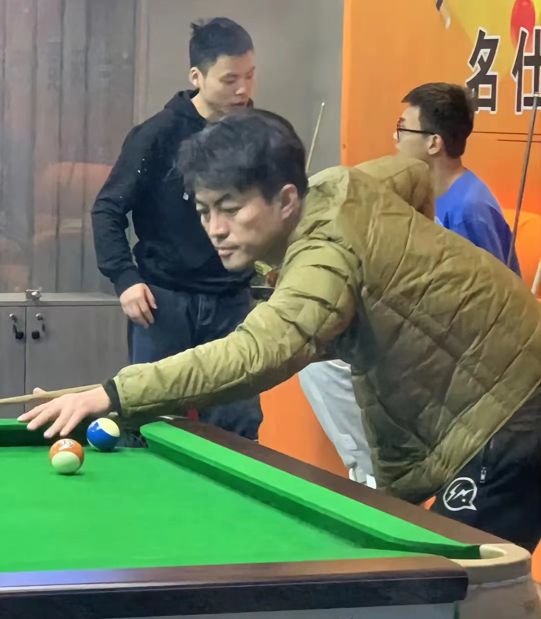 唐小龙|《狂飙》唐小龙走红后现身台球厅,眼神犀利很有范,被仨美女拥簇