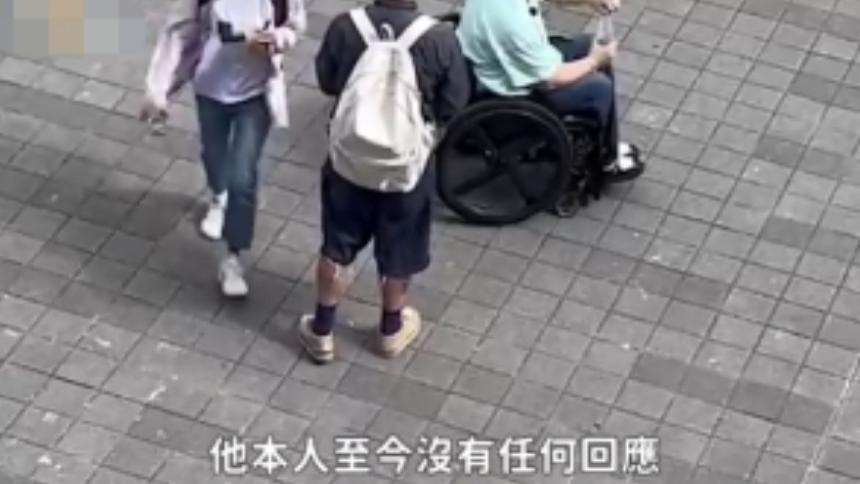 吸毒门后大S疑首现身！身坐轮椅被具俊晔推行，携带行李或将移民