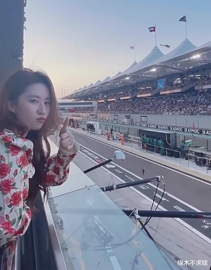 阿布扎比大赛大咖如云，刘亦菲凹造型秀身材，奚梦瑶夫妇秀恩爱
