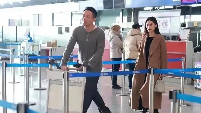 汪小菲官宣新恋情，女友送孩子万元项链当见面礼，儿女与新妈相处融洽