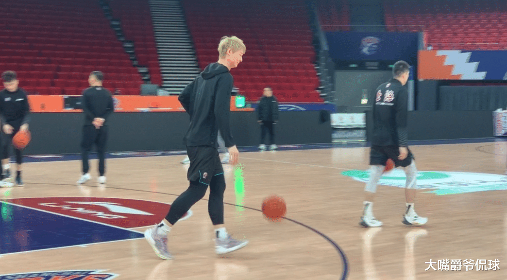 从头开始遭嘲讽!王哲林一头黄发亮相 网友:寓意冠军黄了?