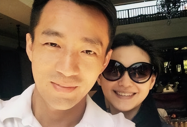 曝汪小菲儿女回京无望,带娃看海疑服软,脚腕纹身曝光,光头太横