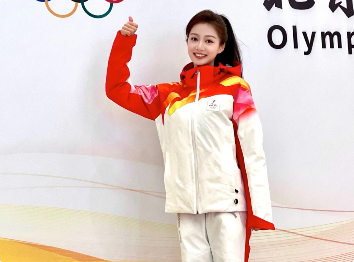 又被央视冠军女主持惊艳了！高颜值不输女明星，名校毕业气质出众