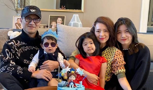 汪峰|汪峰携二女儿为章子怡买钻戒!秃顶头皮发亮,温柔抚摸女儿长发