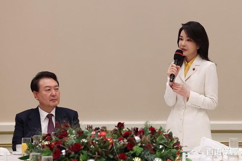 韩国第一夫人和丈夫出席音乐会！又穿1亿韩元裙，50岁仍清纯动人