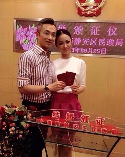 程雷和妻子王萌萌的感情,虽年纪相差18岁,但依旧甜蜜如初