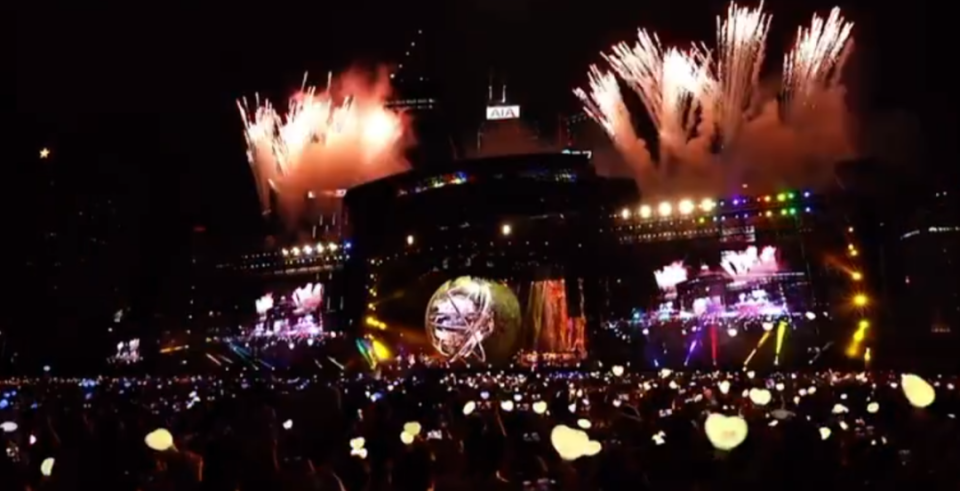 |周杰伦香港开演唱会,港星送英文花篮被骂,只有2人写中文