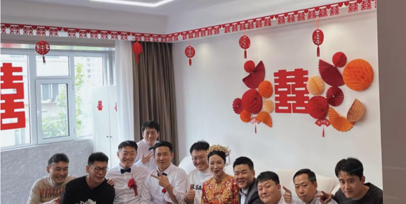 邓伦|邓伦参加发小婚礼，不当伴郎不抢风头，怀抱小女孩引热议