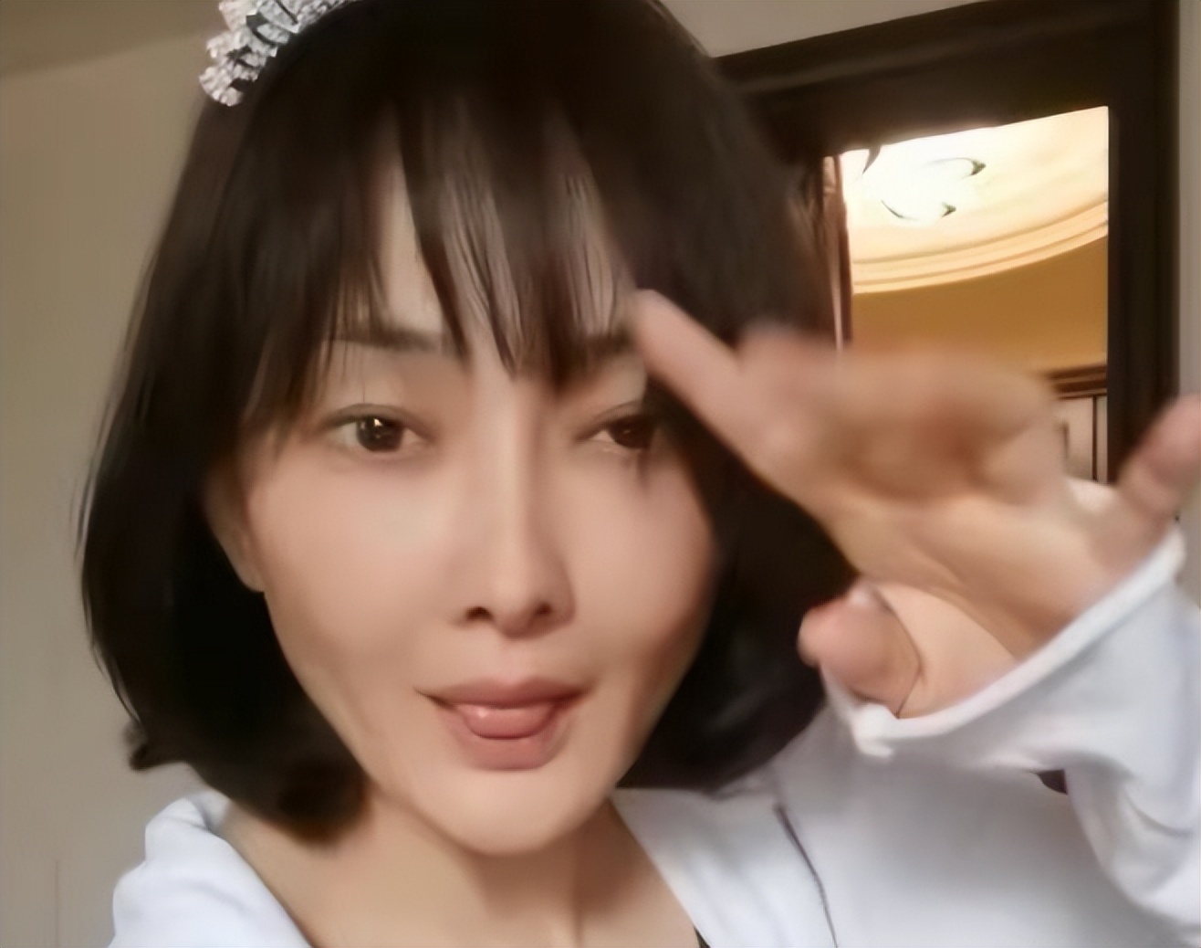 51岁牛莉整容失败向网友道歉,尖下巴、高鼻梁,妥妥的“蛇精脸”