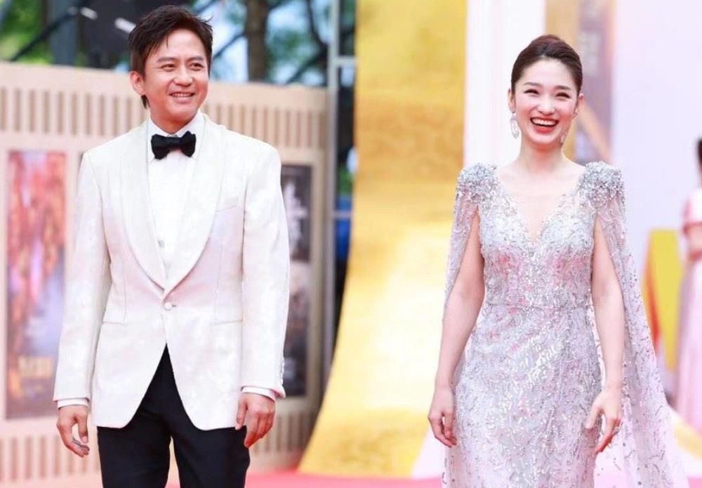 关晓彤|华表奖红毯来了!baby水墨裙秀国风,关晓彤脸肿,张小斐妆容翻车