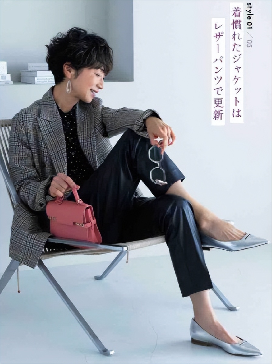 穿衣搭配 被日本奶奶的状态惊艳了:衣着简单、色不过三、头发带卷,美极了