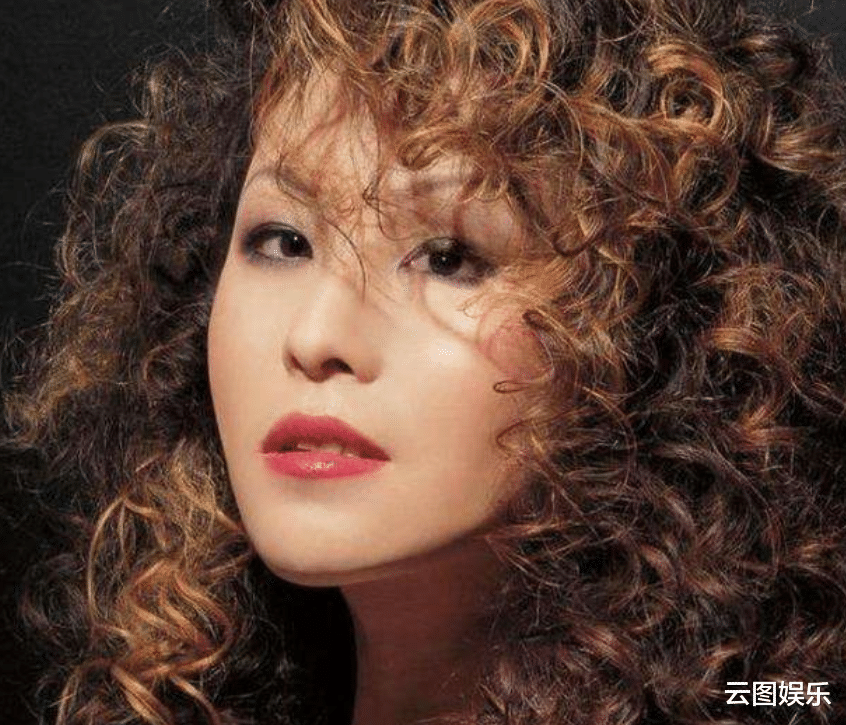 罗琦|知名歌手罗琦现身德国，染绿发变化大，9岁混血儿子罕露面太像妈