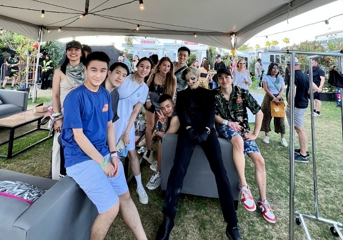 奚梦瑶|奚梦瑶素颜与路人合影被嘲不好看,本尊回应:我没化妆就是很普呀