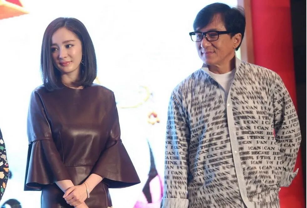 17岁时的杨幂被成龙搂在怀里拍广告，她一句话，片酬涨了100倍