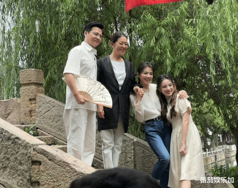 45岁刘涛和64岁倪萍录央视节目,“打针脸”和“自然老”一目了然