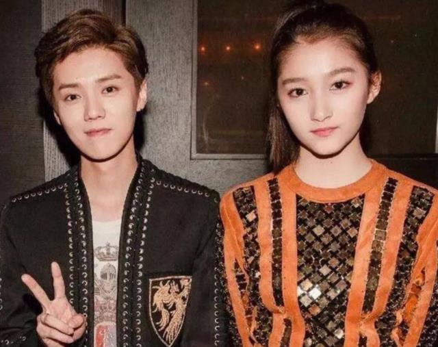 关晓彤|关晓彤时装周造型受争议，脖子不涂粉有色差，曾说坚决不换造型师