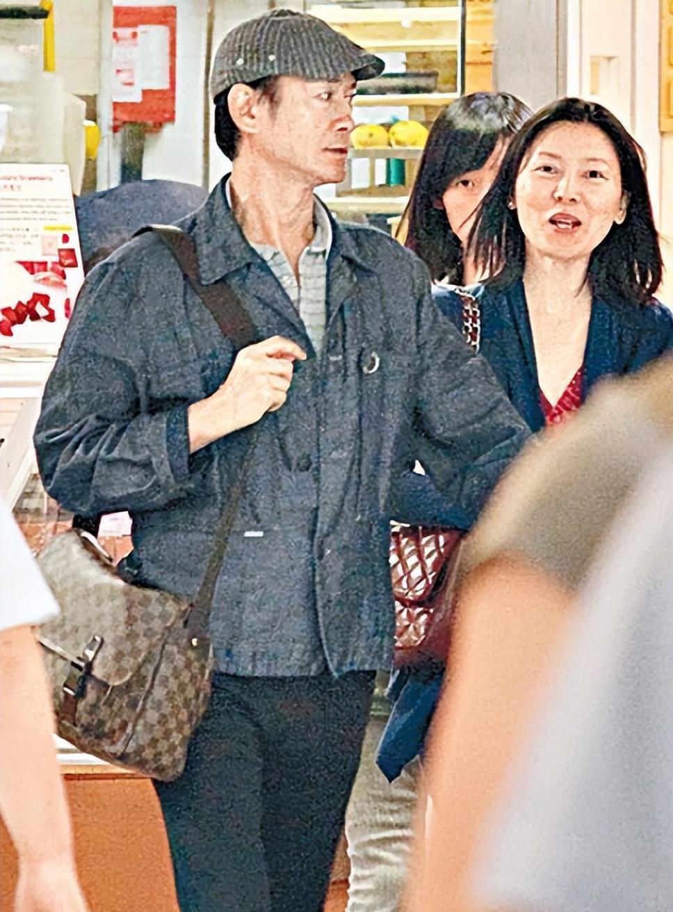 76岁郑少秋带三婚娇妻买豪车,大肆挥霍,夫妻两人长相如同两代人